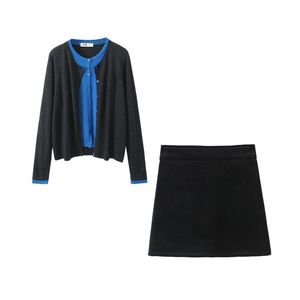 Conjunto de Dos Piezas de Punto para Mujer Talla Grande Runqi, Cárdigan Gris Grafito con Falda de Terciopelo Negro, Atuendo Cálido de Invierno de Color Sólido - Product Image 1