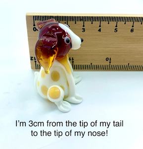 Figurine de chien en verre soufflé à la main, 3 cm de haut, taches blanches et jaunes, tête rouge, décoration animale - Product Image 1