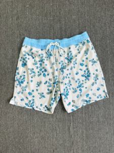 Shorts de bain pour hommes à motif floral, séchage rapide, taille à cordon, décontractés, blanc et bleu - Product Image 1