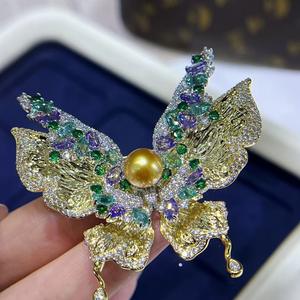 Broche de Perla Dorada de Nanyang de Agua Salada de Alta Gama de 8-9 mm, con Diseño de Mariposa y Patrón Numérico - Product Image 3