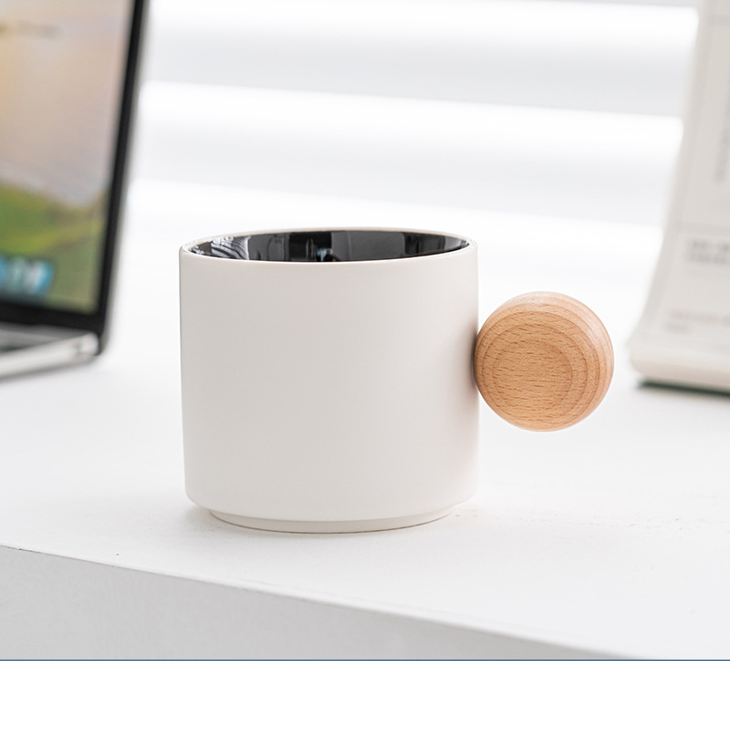 Tasse à café blanche avec support en bois