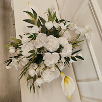 Buket Bunga Buatan 30cm yang Menampilkan Mawar Putih, Calla Lilies, dan Daun Hijau. Sangat cocok untuk pernikahan dan dekorasi rumah.