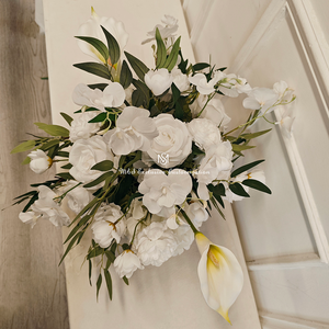 <span class=keywords><strong>Bouquet</strong></span> artificiel <span class=keywords><strong>de</strong></span> 30 cm comprenant des roses blanches, des <span class=keywords><strong>lys</strong></span> calla <span class=keywords><strong>et</strong></span> des feuilles vertes. Parfait pour les mariages <span class=keywords><strong>et</strong></span> la décoration intérieure. - Product Image 5