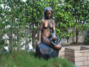 Statue de sirène en pierre de marbre Bronze blanc <span class=keywords><strong>nordique</strong></span> Offre Spéciale, accessoires de décoration de parc de jardin extérieur, Art fait à la main, Statue de sirène en résine - Product Image 3