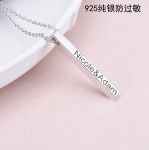 Collana con ciondolo inciso con <span class=keywords><strong>nome</strong></span> a barra verticale 3D in bianco personalizzato in acciaio inossidabile placcato oro 18 carati 4 lati - Product Image 2