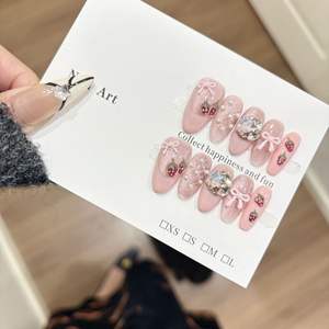 เล็บปลอมแบบกดติดสไตล์ฝรั่งเศส น่ารัก ทำมือ ลายสตรอว์เบอร์รี่พาย สีชมพูสดใส ดีไซน์ตาแมว สติ๊กเกอร์ติดเล็บ - Product Image 4