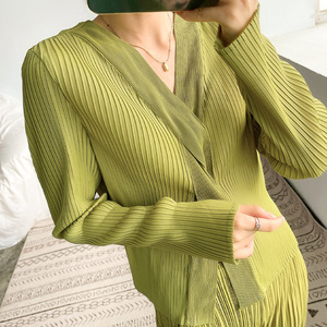 Top da donna di alta gamma con arricciature e patchwork di lettere, maglia slim fit con scollo a V, camicia <span class=keywords><strong>basic</strong></span> unica di <span class=keywords><strong>design</strong></span> per layering - Product Image 1