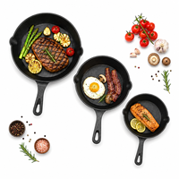 Poêle en fonte pour la cuisson avec une répartition uniforme de la chaleur, idéale pour frire, saisir, cuire au four, griller et la cuisson quotidienne