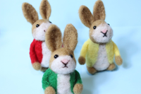 Petit lapin multicolore en laine artisanale Peter Rabbit
