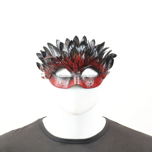 หน้ากากสวมหน้ากากขนนกสีแดงทำจากพลาสติกวาดด้วยมือสำหรับเทศกาลฮาโลวีนที่น่ากลัวของตกแต่งบ้าน - Product Image 2