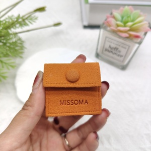 Sac à rabat personnalisé en microfibre avec fermeture à pression, nouveau modèle épaissi pour le rangement de bijoux en microfibre, avec logo en relief, idéal pour offrir en cadeau - Product Image 3