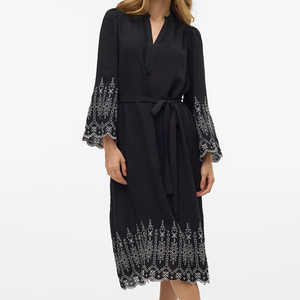 Robe midi fluide noire brodée <span class=keywords><strong>style</strong></span> bohème <span class=keywords><strong>chic</strong></span> pour femme, coupe décontractée avec détails en dentelle, vente en gros personnalisée Wisrise Fashion - Product Image 1