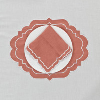 Ensemble de serviettes en lin de couleur unie avec couleurs/logos personnalisés, style nordique avec bordure brodée festonnée pour hôtel, mariage, ensemble de sets de table