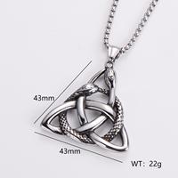 Collier personnalisé avec pendentif nœud celtique Triquetra gravé et pendentif faucille de la mort gothique