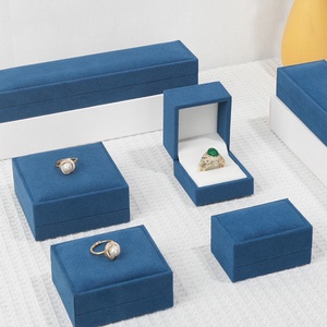 Boîte cadeau de luxe en velours pour bijoux (colliers et boucles d'oreilles) avec logo estampé à chaud, forme rectangulaire, emballage élégant pour cadeaux - Product Image 5