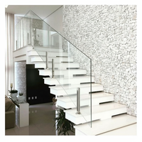 Escalier intérieur moderne en acier et bois à poutre centrale dissimulée avec garde-corps en verre – Écologique et durable, fixation par boulons