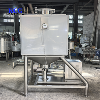 Réservoir d'émulsion carré en acier inoxydable 304 avec échelle et main courante, utilisé pour la transformation alimentaire et chimique