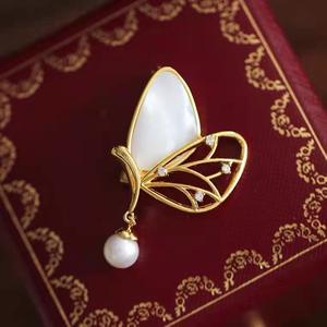 เข็มกลัดแฟชั่นระดับไฮเอนด์ ไข่มุกสีขาวขนาด 7-8 มม. ไมโครฟลอร์เลส ทรงเปลือกหอยรูปผีเสื้อ  งานประณีต  สำหรับฤดูใบไม้ร่วงและฤดูหนาว - Product Image 3