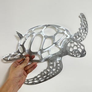 Décoration murale en métal pour la maison et le salon, décoration murale élégante en métal en forme de tortue - Décoration murale de style côtier pour un thème de plage - Product Image 3