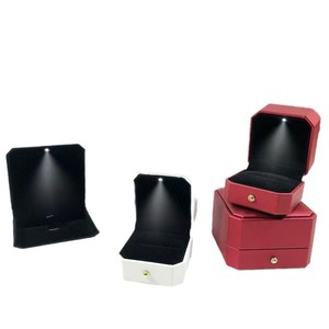 Boîte à bijoux en cuir PU personnalisée pour présentation, avec éclairage LED intégré, idéale pour bagues, pendentifs, bracelets et colliers – Vente en gros fabricant - Product Image 6