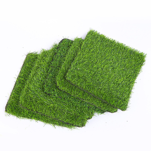 Erba verde da giardino verticale in plastica artificiale Anti-UV ecologica per campi sportivi e decorazione murale - Product Image 1