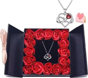 Rose éternelle, collier, boucles d'oreilles, bracelet, boîte cadeau en carton verni pour la Saint-Valentin et les anniversaires - Product Image 3
