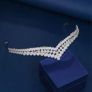 Diadème de mariée de luxe en forme de V, couronne de concours en strass argentés, design élégant en feuille, coiffe de mariage pour le front, diadème de bal pour mariées - Product Image 2
