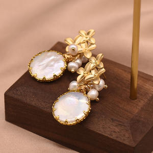 Boucles <span class=keywords><strong>d</strong></span>'oreilles élégantes plaquées <span class=keywords><strong>or</strong></span> 18 carats avec perles baroques naturelles, breloques pendantes pour femmes - Product Image 3