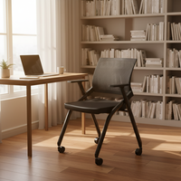 Chaise de formation moderne pliable et empilable avec roulettes, dossier en maille et accoudoirs fixes pour salles de conférence et de réunion