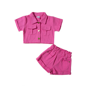 Conjunto de 2 Piezas para Bebés y Niñas Pequeñas, Modelo 2022, Top Corto Rosa Intenso + Pantalones Cortos de Mezclilla Verde, Top con Cuello Camisero + Pantalones Cortos - Product Image 1