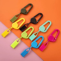 Vente en gros usine : Porte-briquet rétractable avec clip pour badge, logo personnalisé, modèle Premium Simplicity Leash Lighter