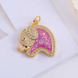 <span class=keywords><strong>Collana</strong></span> <span class=keywords><strong>con</strong></span> ciondolo a forma di elefante placcato oro <span class=keywords><strong>con</strong></span> micro pavé di zirconi e intarsio di opale scintillante, simbolo di buona fortuna, ideale come regalo per la famiglia. - Product Image 1