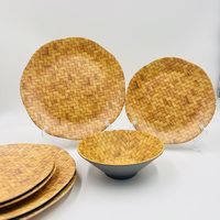 Accessoires de cuisine rustiques en paille tressée, vaisselle en mélamine avec bord ondulé, assiettes et bols pour restaurant