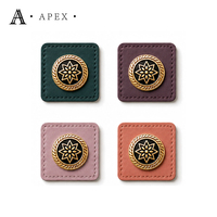 APEX OEM ODM Fabricant d'étiquettes en cuir pour vêtements (hijab, abaya), chapeaux, sacs, foulards, chaussures, et patchs en cuir avec logo métallique