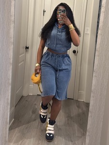 Ensemble court décontracté rétro en jean délavé extensible deux pièces avec t-shirt court à capuche et pantalon capri ample taille haute - Product Image 4