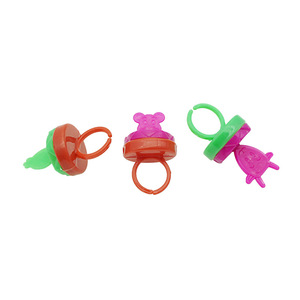 Barato 12 modelos <span class=keywords><strong>de</strong></span> anillos del zodiaco anillos <span class=keywords><strong>de</strong></span> dibujos animados pequeño juguete promocional <span class=keywords><strong>de</strong></span> plástico para jugar a las casitas juguetes <span class=keywords><strong>de</strong></span> simulación - Product Image 1