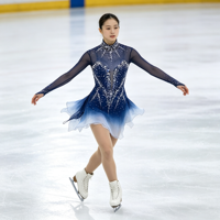 Robe de patinage artistique à col haut et manches longues, dégradé bleu et blanc avec strass, en tissu mesh pour compétition et spectacle sur glace (adultes et enfants)