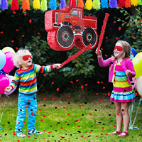 Achetez une petite piñata en forme de camion pour les anniversaires des enfants, piñata de construction avec bâton, bandeau et confettis pour les événements de carnaval, la décoration de fête et les jeux.