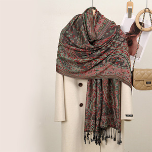 Châle modeste en jacquard Paisley à franges, écharpe longue tissée ethnique vintage, hijab chaud d'hiver pour femmes musulmanes à porter en extérieur - Product Image 2