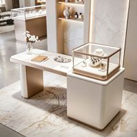 Vitrine d'exposition GZowin robuste et écologique avec éclairage LED, affichage couleur personnalisable et construction durable pour la vente au détail et les musées