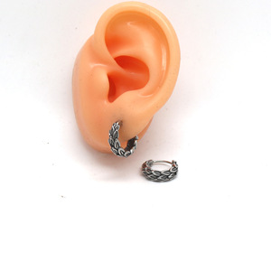 Pendientes de aro yunique de acero de titanio con diseño de plumas, joyería unisex para fiestas, otoño 2024 - Product Image 3