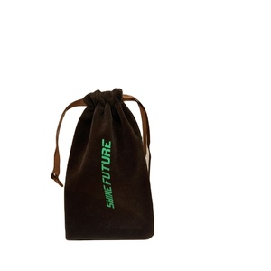 Pochette en velours personnalisée avec logo, finition mate et revêtement UV, pour bijoux, avec cordon de serrage en daim - Product Image 1