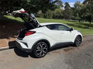 Toyota C-HR 1.8 Híbrido <span class=keywords><strong>G</strong></span> 5 Puertas SUV CVT FWD 2020 Usado, Limpio y Confortable, SUV de Seguridad, Listo para Enviar - Product Image 5