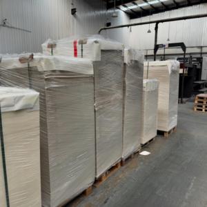 Feuille de carton vierge haute rigidité 150-320 GSM, laminée PE, haute densité, pour la production de gobelets en papier jetables, approvisionnement en gros - Product Image 1