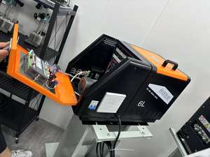 Machine de distribution automatique de colle adhésive thermofusible CNC à buse en forme de ligne de 6 litres pour boîtes/caisses en bois - Product Image 4