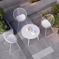 Table et chaise modernes en fer et bois, durables, imperméables et résistantes au soleil, pour jardin, salon ou extérieur.