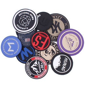 Patches de PVC com Adesivo Termofusível Ecológico Personalizados em Forma de Logo 3D em Silicone para Roupas e Chapéus - Product Image 2