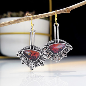 Orecchini pendenti a forma di foglia d'acero rossa per donna, stile vintage naturale, accessori per l'uso quotidiano - Product Image 1