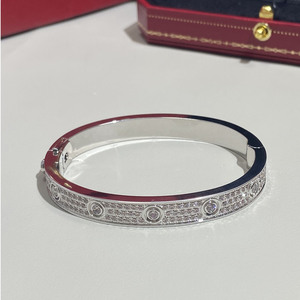 Bracelet de <span class=keywords><strong>couple</strong></span> en acier inoxydable réglable en or 18K Bracelet manchette ouvert incrusté de zircons <span class=keywords><strong>Gravure</strong></span> personnalisée Conception hypoallergénique - Product Image 5