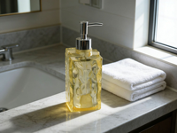 Distributeur de lotion en résine carré jaune ambre texturé de luxe, surface ondulée, distributeur de savon liquide en résine jaune clair texturé